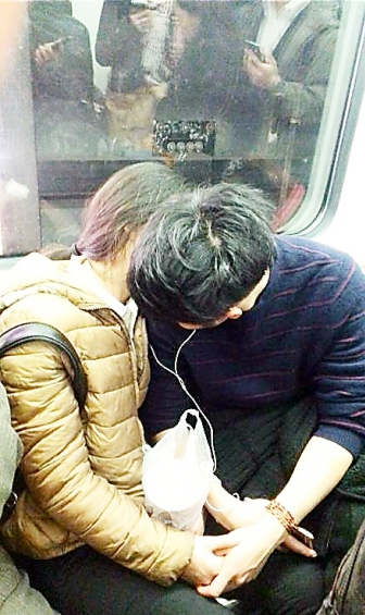 地铁情侣狂秀恩爱